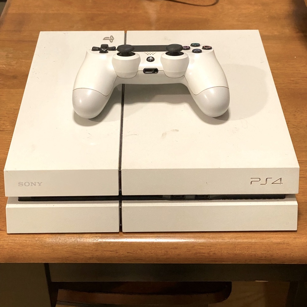 PS4. Controller and all wires included